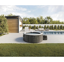 Aufblasbarer Whirlpool von Intex in Holzoptik auf einer modernen Terrasse neben einem Swimmingpool und einem Gartenhaus.