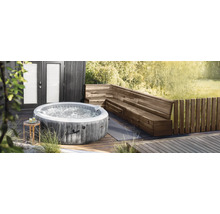 Aufblasbarer Whirlpool von Intex in runder Form mit Holzoptik auf einer Holzterrasse neben einer hölzernen Eckbank.