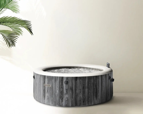 Runder aufblasbarer Intex Whirlpool mit Außenwand in grauer Holzoptik, Intex Logo und sprudelndem Wasser.