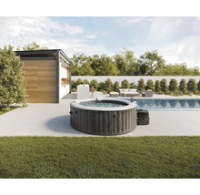 Intex runder aufblasbarer Whirlpool in Holzoptik auf einer modernen Terrasse neben einem Pool und Gartenhaus.