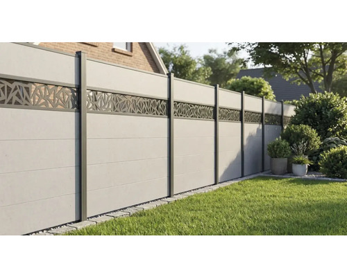 Moderner Sichtschutzzaun aus Paneelen mit geometrischem Dekorelement in einem Garten mit Rasen.