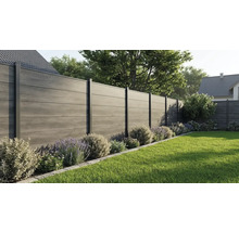 Moderner Sichtschutzzaun aus Verbundwerkstoff in Holzoptik mit schwarzen Metallpfosten in einem gepflegten Garten mit Rasen und Staudenbeet.