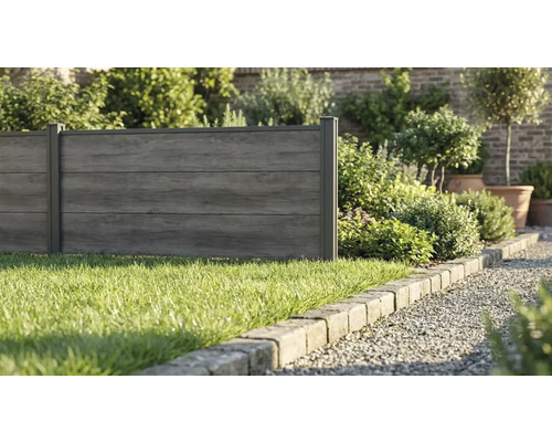 Sichtschutzzaun in Holzoptik mit horizontalen Paneelen und dunklen Metallpfosten auf einer Rasenfläche in einem Garten mit Steinumrandung.