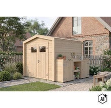 Gartenhaus aus Holz mit Doppeltür und angebautem Regal in einem gepflegten Garten vor einem Wohnhaus. (Image AI modified or generated)