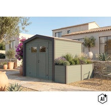 Modernes Gartenhaus aus Holz mit integriertem Pflanzkasten im mediterranen Garten vor einem hellen Wohnhaus mit Steinterrasse. (Image AI modified or generated)