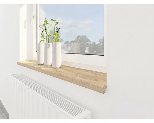 Innenaufnahme einer Fensterbank in heller Holzoptik unter einem weißen Fenster, mit drei weißen Vasen und einem Heizkörper darunter.