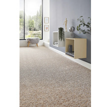 Hell gestalteter Wohnraum mit strukturiertem Teppichboden in Beige, grauer Wand, Wandregalen und Fensterfront.