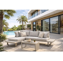 Modernes L-förmiges Outdoor-Lounge-Set mit beigem Aluminiumgestell und grauen Kissen, inklusive Couchtisch, auf einer Terrasse am Pool.