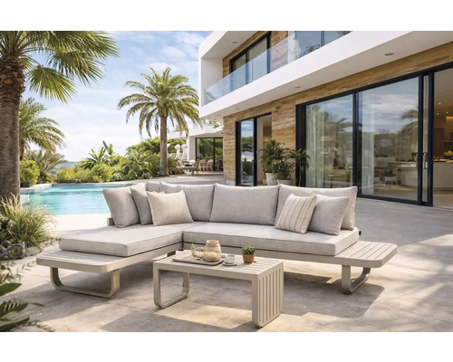 Modernes L-förmiges Outdoor-Lounge-Set mit beigem Aluminiumgestell und grauen Kissen, inklusive Couchtisch, auf einer Terrasse am Pool.