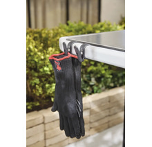 Schwarze Grillhandschuhe mit rotem Rand, mit Clips an einer Tischkante befestigt.