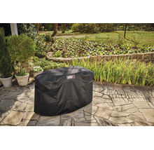 Schwarze Weber Grill-Abdeckhaube auf einer Steinterrasse in einem hellen, gepflegten Garten mit Topfpflanzen und Blumenbeeten.