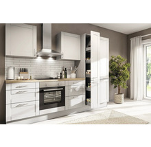 Moderne helle Küche mit weißen Fronten, Arbeitsplatte in Holzoptik, Backofen, Dunstabzugshaube und ausziehbarem Vorratsschrank.