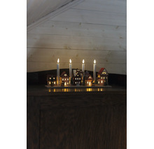 Weihnachtsleuchter aus Holz mit vier LED-Kerzen, beleuchteten Miniaturhäusern, Tannenbäumen und Rentierschlitten.