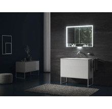 Moderner weißer Waschtischunterschrank auf Metallfüßen mit beleuchtetem LED-Spiegelschrank und minimalistischer Wandarmatur.