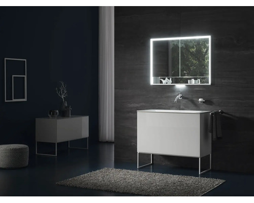Moderner weißer Waschtischunterschrank auf Metallfüßen mit beleuchtetem LED-Spiegelschrank und minimalistischer Wandarmatur.