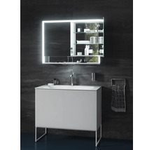 Modernes Badezimmer mit weißem Waschtischunterschrank, Waschbecken, Chrom-Armatur und beleuchtetem Spiegelschrank vor dunkler Wand in Steinoptik.