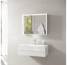 Modernes Badezimmer mit weißem Waschtischunterschrank, Waschbecken, verchromter Armatur und Spiegelschrank mit Beleuchtung.