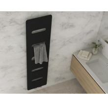 Schwarzer Design-Handtuchheizkörper an einer Marmorwand im Badezimmer, neben einem hellen Waschtisch mit Waschbecken.