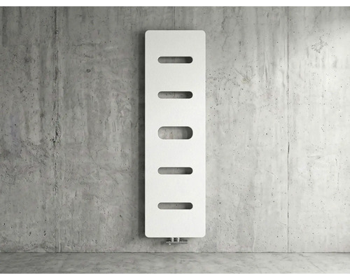 Vertikaler Design-Heizkörper in Weiß mit fünf horizontalen Aussparungen an einer Betonwand.