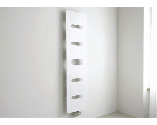 Moderner vertikaler Design-Heizkörper mit fünf ovalen Aussparungen für Handtücher in einem hellen, minimalistischen Raum.