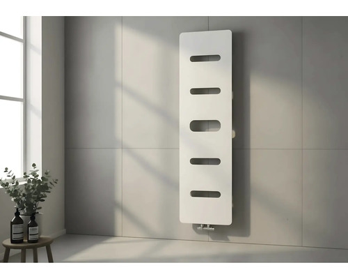 Moderner vertikaler Badheizkörper mit fünf ovalen Aussparungen an einer hellgrau gefliesten Wand in einem hellen, minimalistischen Raum.