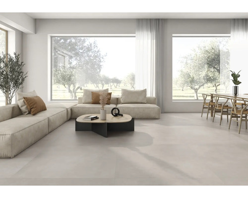 Helles, geräumiges Wohn- und Esszimmer mit hellen Bodenfliesen im Großformat, modularem Sofa und großen Fensterfronten.