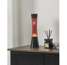 Lavalampe mit roter Flüssigkeit und schwarzem Sockel auf einem Sideboard neben einem Raumdiffuser.