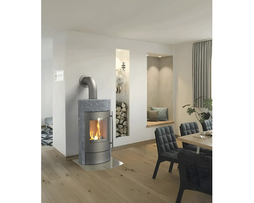 Moderner Kaminofen mit Natursteinverkleidung in hellem, geräumigem Wohnzimmer mit Holzboden, Esstisch und integriertem Holzregal in der Wand.
