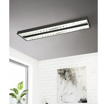 Moderne rechteckige LED-Deckenleuchte in Schwarz mit Raster-Reflektoren, montiert an einer hellen Decke in einem Büro oder Wohnraum.