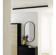 Moderne rechteckige LED Deckenleuchte in Schwarz an einer weißen Decke über einem hellen Flur mit ovalem Spiegel und Kommode.