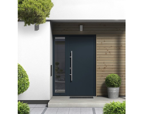 Moderne Haustür mit Seitenteil und Edelstahlgriff vor einer Fassade mit Holzverkleidung