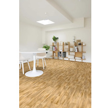 Helles Zimmer mit modernem Bodenbelag in Holzoptik, weißem Rundtisch, Stühlen und einem Holzregal an der Wand.