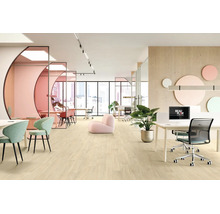 Moderner, heller Büroraum mit Vinylboden in heller Holzoptik, Schreibtischen, Trennwänden und Pastellakzenten.