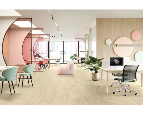 Moderner, heller Büroraum mit Vinylboden in heller Holzoptik, Schreibtischen, Trennwänden und Pastellakzenten.
