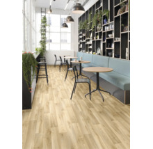 Hellbrauner Bodenbelag in Holzoptik in einem modernen Café mit runden Tischen, schwarzen Stühlen und blauer Polsterbank vor einem schwarzen Regal.