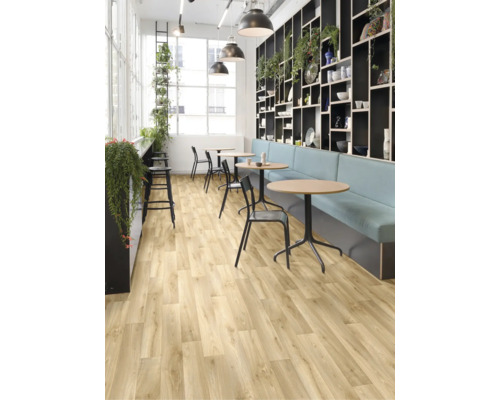 Hellbrauner Bodenbelag in Holzoptik in einem modernen Café mit runden Tischen, schwarzen Stühlen und blauer Polsterbank vor einem schwarzen Regal.