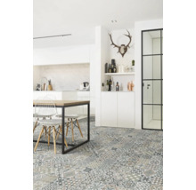 Helle moderne Küche mit gemusterten Bodenfliesen im Patchwork-Design, Holztisch mit schwarzem Metallgestell und weißen Drahtstühlen.