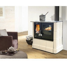 Holzherd mit Kacheln, integriertem Backofen und brennendem Feuer in einem hellen Wohnzimmer.