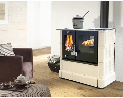Holzherd mit Kacheln, integriertem Backofen und brennendem Feuer in einem hellen Wohnzimmer.