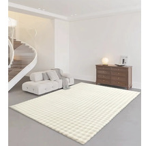 Großer weißer Plüschteppich in einem hellen, modernen Wohnzimmer mit Sofa, Kommode und Wendeltreppe.