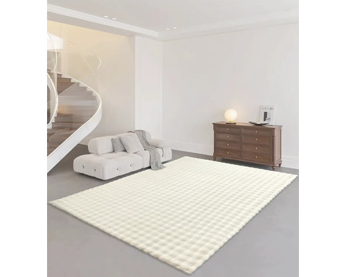Großer weißer Plüschteppich in einem hellen, modernen Wohnzimmer mit Sofa, Kommode und Wendeltreppe.