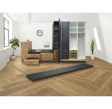 Modulares Kleiderschranksystem in Holzoptik und Schwarz mit Schubladen und Regalen in einem hellen Raum mit Fischgrät-Bodenbelag.