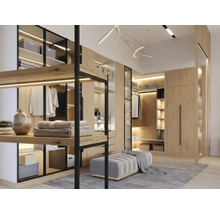 Moderner begehbarer Kleiderschrank mit Holzregalen, schwarzen Metallrahmen, integrierter LED-Beleuchtung, Glasvitrinen und grauem Polsterhocker.