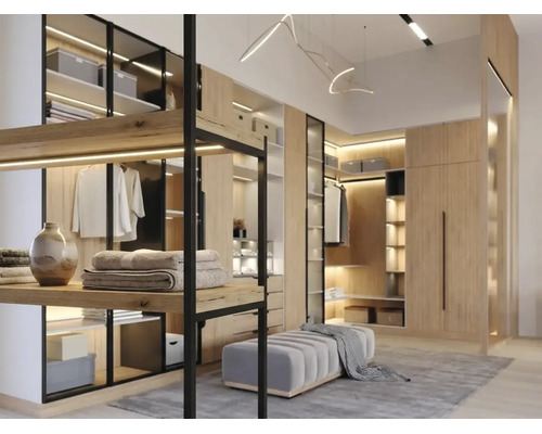 Moderner begehbarer Kleiderschrank mit Holzregalen, schwarzen Metallrahmen, integrierter LED-Beleuchtung, Glasvitrinen und grauem Polsterhocker.
