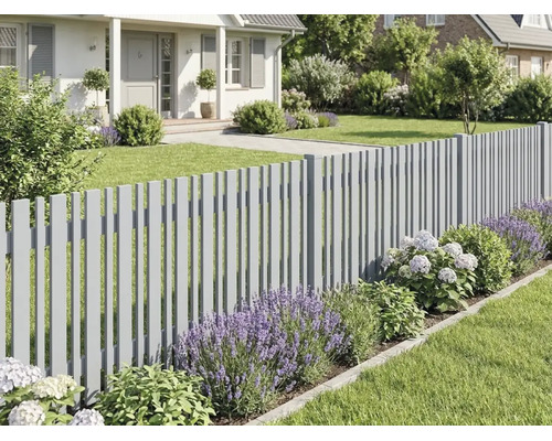 Moderner grauer Lattenzaun in einem gepflegten Garten mit Lavendel, Hortensien und Rasen vor einem Haus.