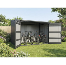 Große Fahrradgarage aus Metall mit weit geöffneten Flügeltüren im Garten, bietet Platz für drei Fahrräder.