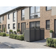 Moderne Mülltonnenboxen aus Metall vor einem Reihenhaus mit Klinkerfassade und gepflastertem Gehweg.