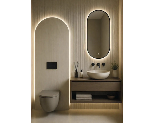Moderne Wand-Toilette, Holz-Waschtisch mit rundem Aufsatzbecken und hinterleuchteter ovaler Spiegel vor einer Wand mit vertikalen Holzlamellen.