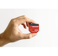 Hand hält ein Shelly Gen3 Smart Home Relaismodul zur Veranschaulichung der kompakten Bauweise.