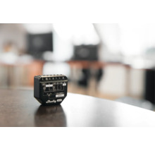 Shelly Gen3 Smart Home Relaismodul mit Anschlussdiagramm und Schraubklemmen für Unterputzmontage.